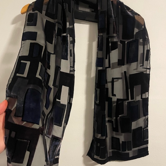 V. FRAAS Other - V. FRAAS Black & Gray 90s Geometric Velvet-Trim Scarf